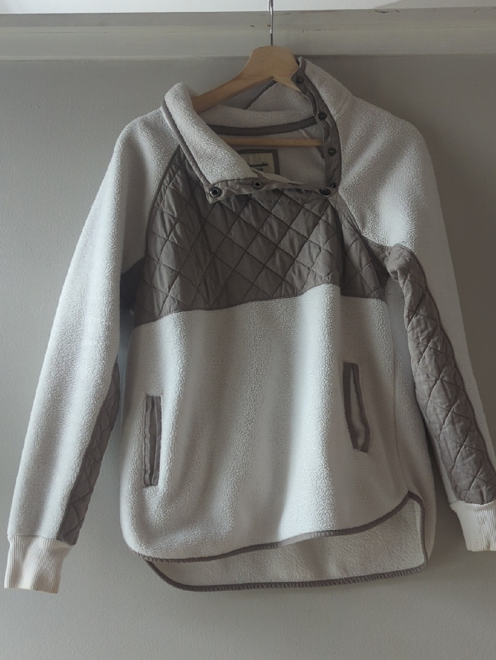 Abercrombie & Fitch Cream and Taupe Quilted Fleece Pullover
